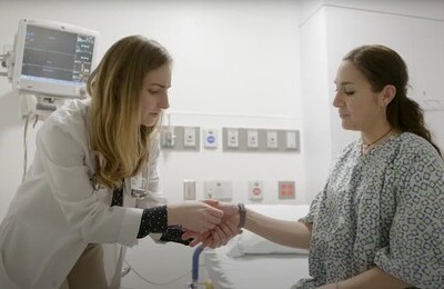 Кодирование Аквилонг в Иркутске Врач держит пациентку за руку