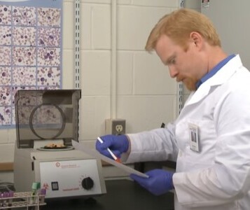 Клиника лечения наркозависимости в Иркутске Врач в кабинете клиники