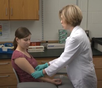 Лечение зависимости от аптечных препаратов в Иркутске Врач делает инъекцию пациентке